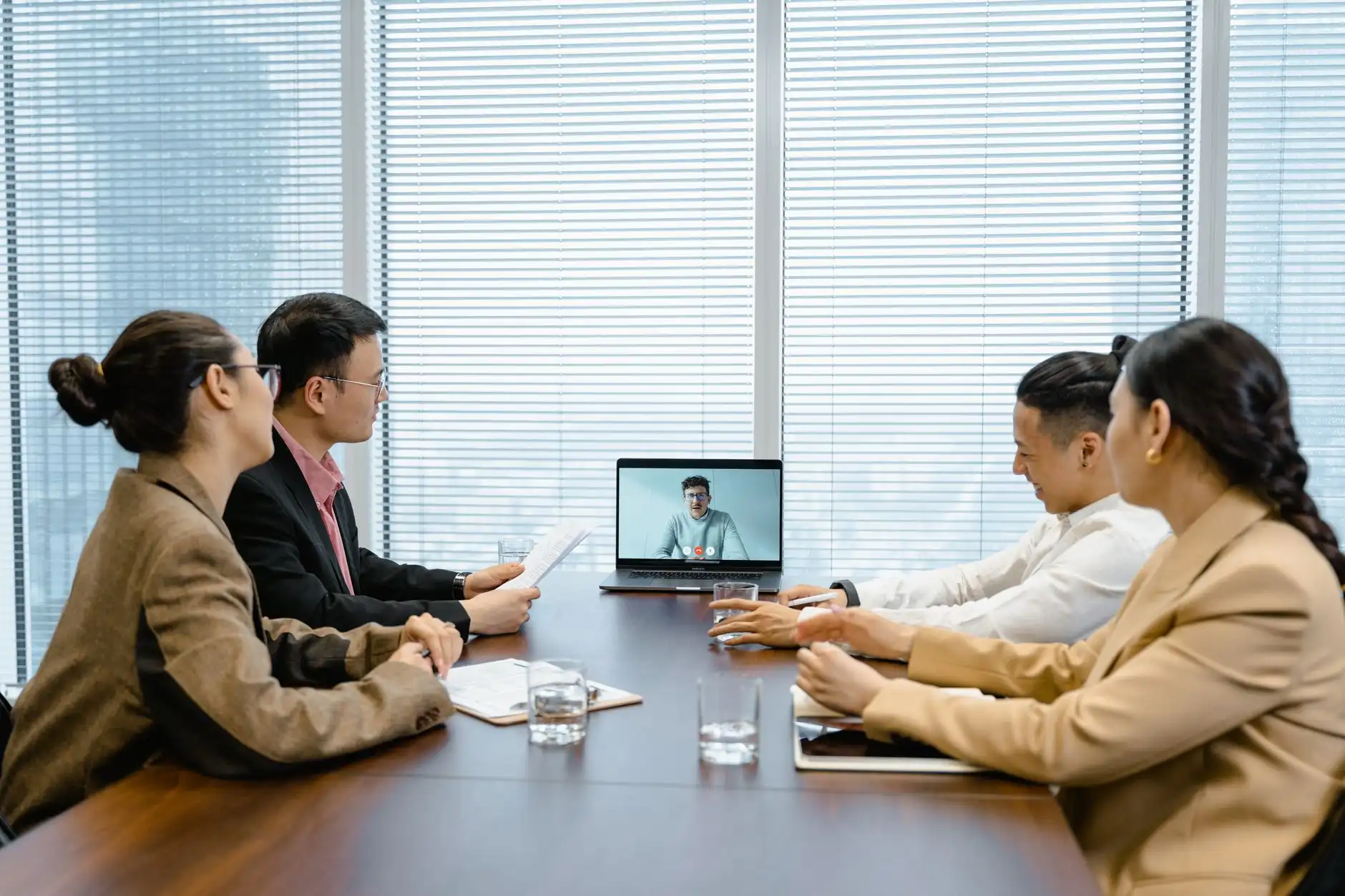 汽车服务软件研发对比：自建团队与专业开发公司的成本与效率分析