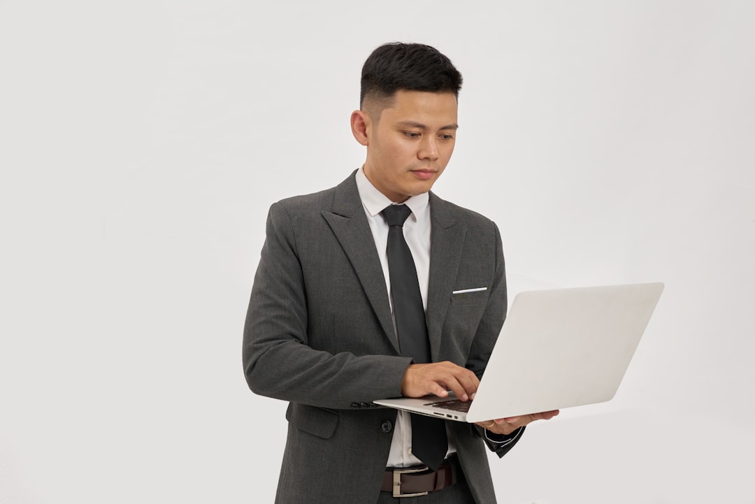 辽宁汽车服务平台技术选型对比：自研架构与SaaS方案优劣势分析